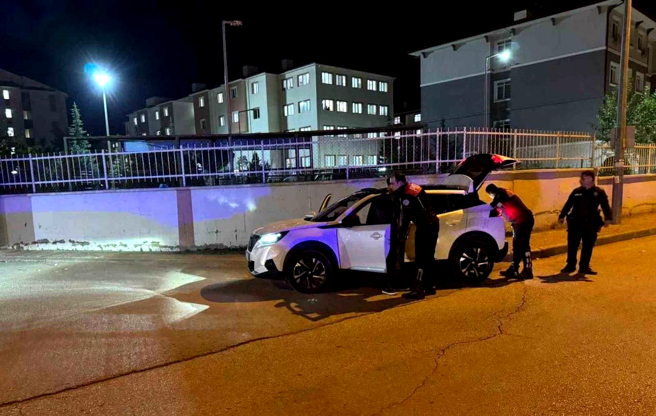 Polisten kız yurtları önünde sıkı denetim