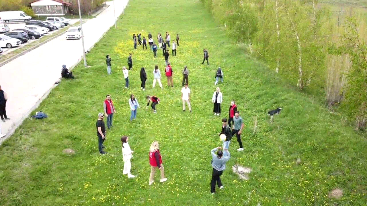 Polisten öğrencilere anlamlı 19 Mayıs etkinliği