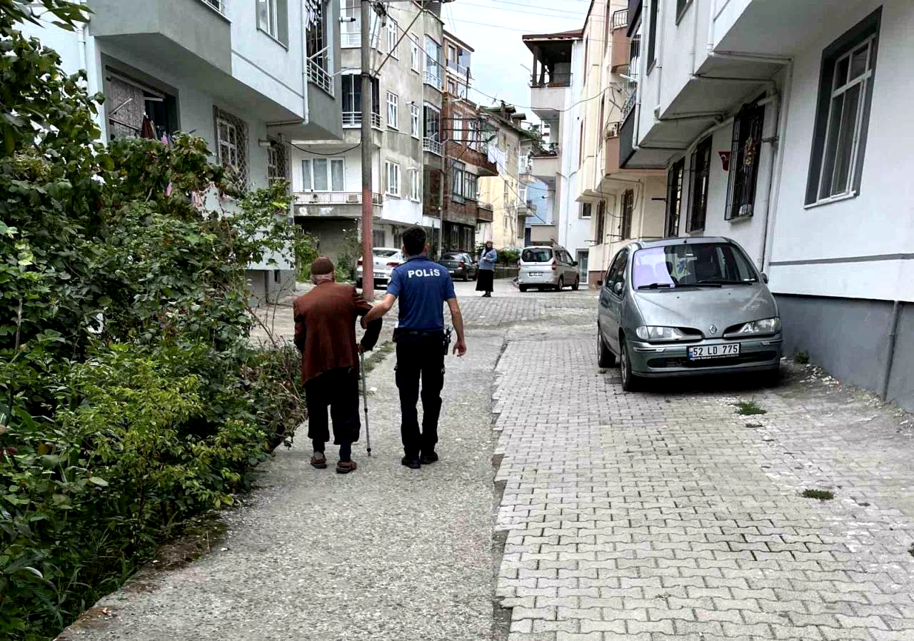 Polisten örnek davranış: Ekipler kayıp yaşlıyı evine götürdü