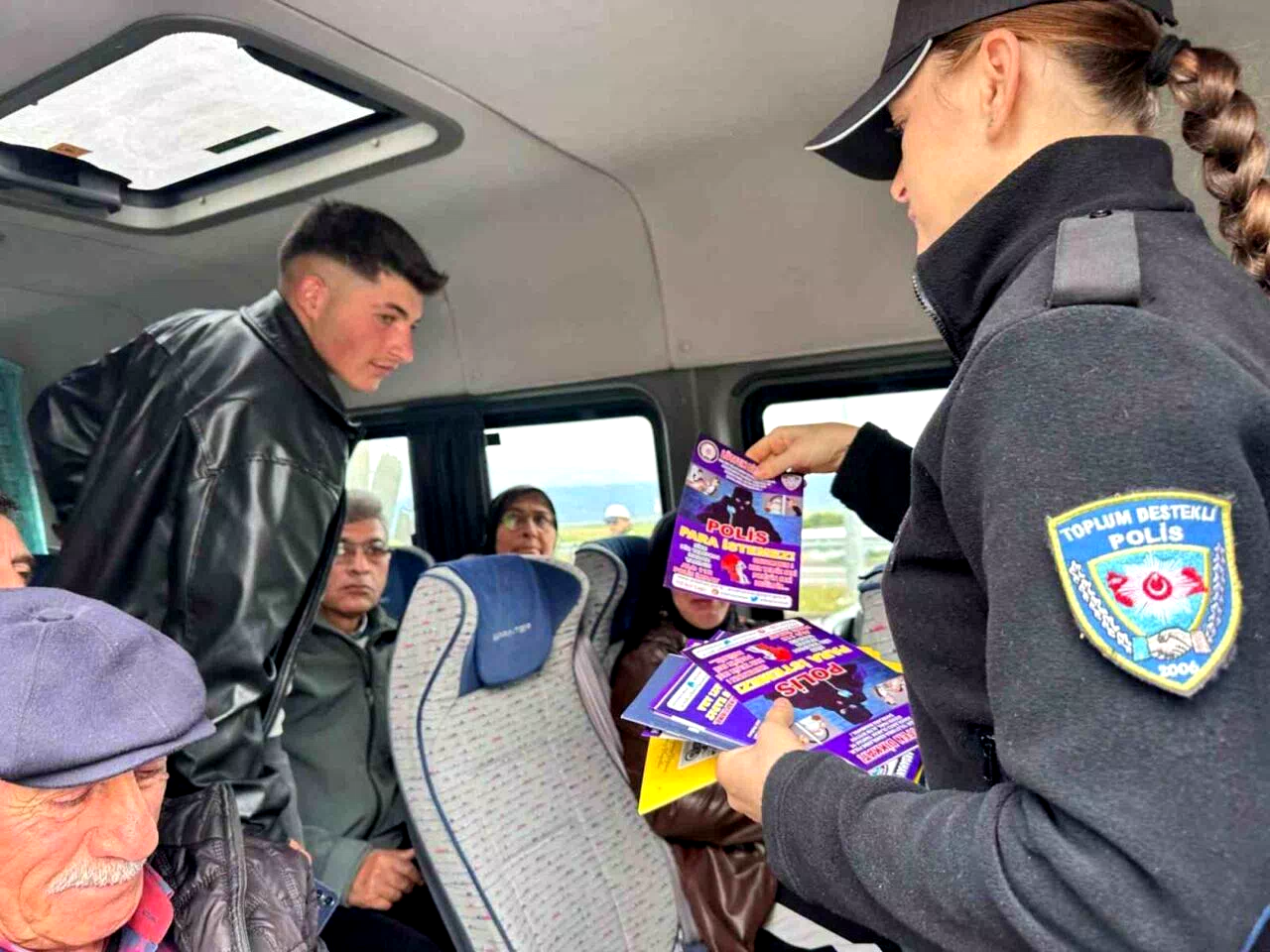 Polisten, vatandaşlara dolandırıcılık ve KADES bilgilendirmesi