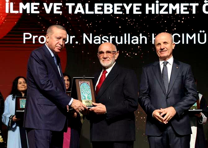 Prof. Dr. Nasrullah Hacımüftüoğlu’na özel ödül