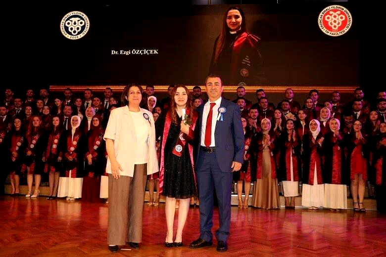 Profesör anne ve babanın gurur günü: Kızları da doktor oldu