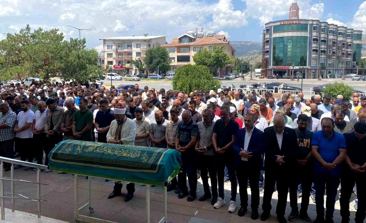 Pülümür Çayı’nda hayatını kaybeden genç Erzincan’da son yolculuğuna uğurlandı