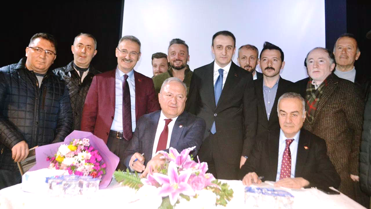 "Kelebekler Kanat Çırpınca" eserinin kahramanları Çırakoğlu ve Bakır, okurlarıyla imza gününde buluştu