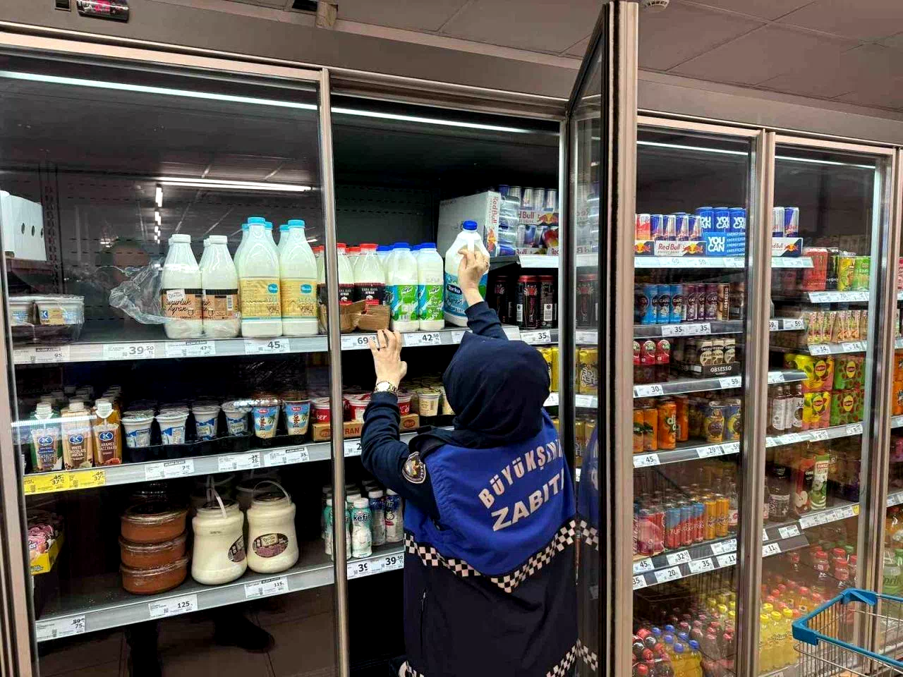 Raflarda bulunan tarihi geçmiş ürünler imha edildi