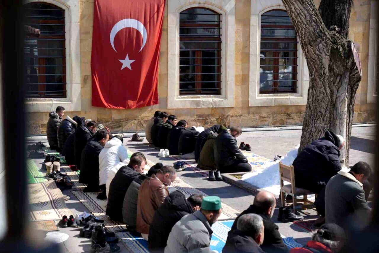 Ramazan’ın son Cuma namazında yoğunluk: Bayburt’ta camilere sığmayan cemaat avluda saf tuttu