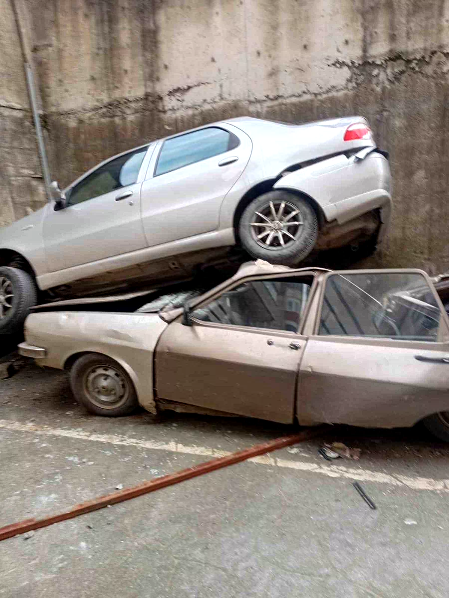Rampada geriye kayan otomobil 8 metreden düşerek park halindeki aracın üzerine çıktı