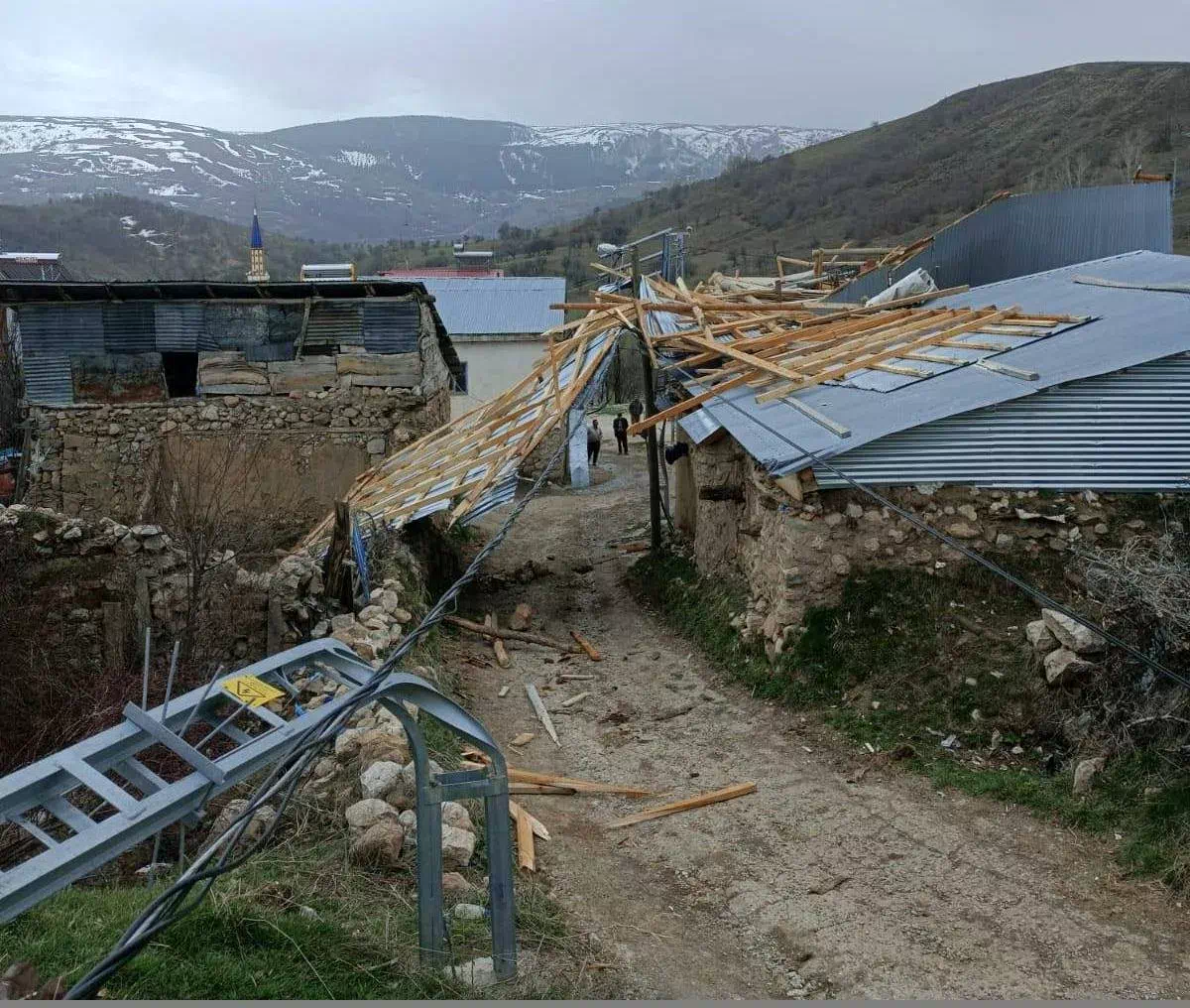 Refahiye’de Fırtına Köyde Zarara Yol Açtı