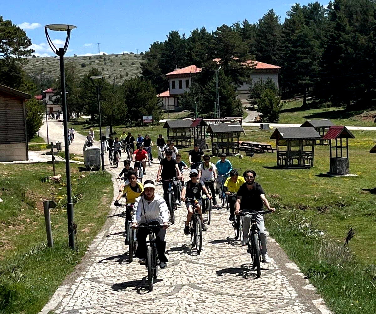 Refahiye’de gençler çevre için pedal çevirdi