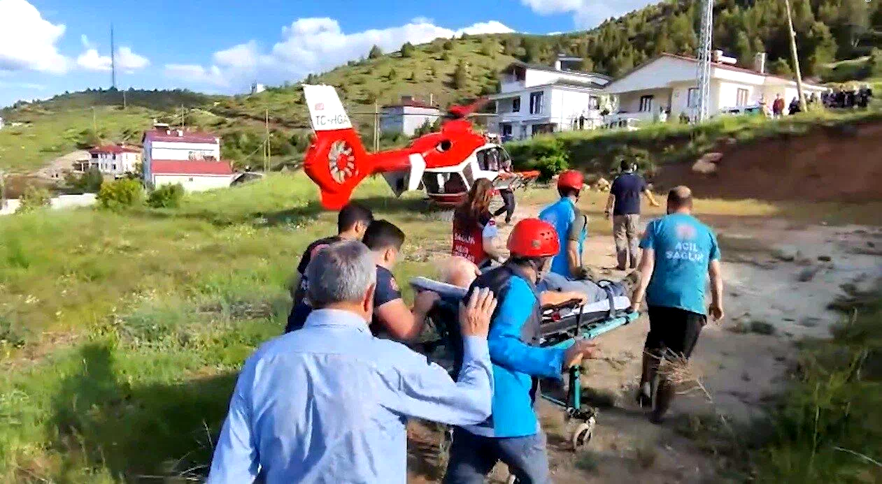 Refahiye’de göğüs ağrısı geçiren hasta hava ambulansıyla hastaneye ulaştırıldı