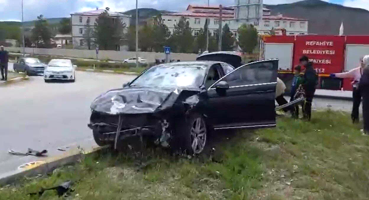 Refahiye’de iki otomobil çarpıştı: 6 yaralı