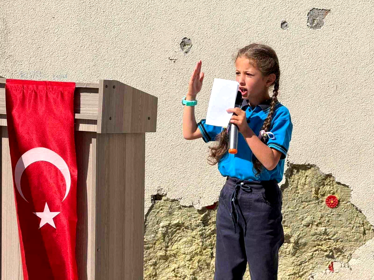 Refahiye’de İlköğretim Haftası programında okulun bakımsızlığı dikkat çekti