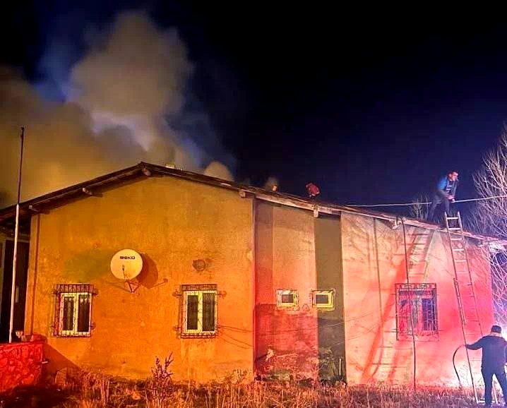 Refahiye’de köy konağı eklentisinde yangın