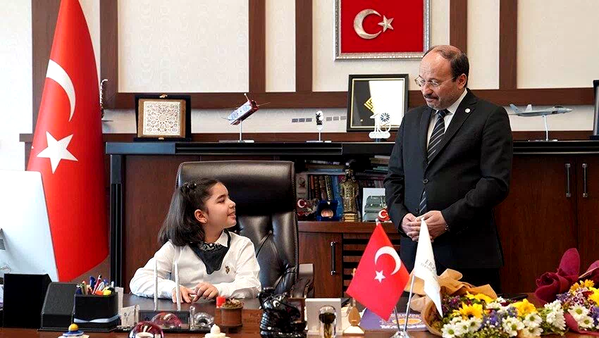 Rektör Çakmak, 23 Nisan’da makamını çocuklara devretti