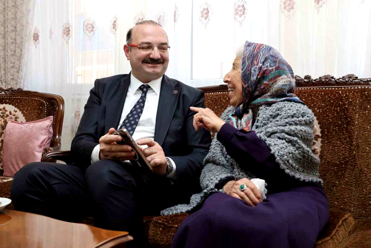 Rektör Hacımüftüoğlu’ndan anlamlı öğretmenler günü ziyareti