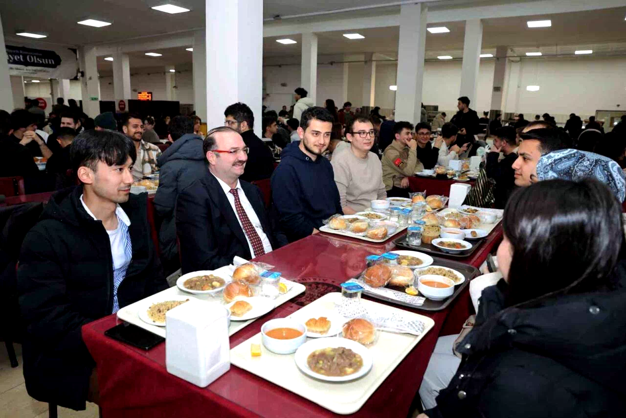Rektör Hacımüftüoğlu öğrencilerle iftar sofrasında buluştu
