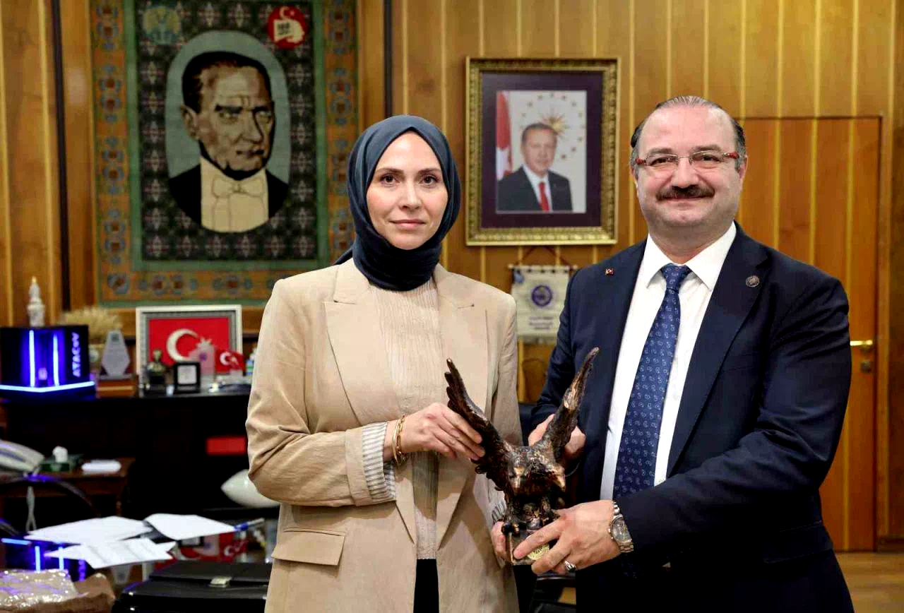 Rektör Hacımüftüoğlu, Tüba-Gebip ödülü sahibi Prof. Dr. Rabia Meryem Yılmaz’ı ağırladı