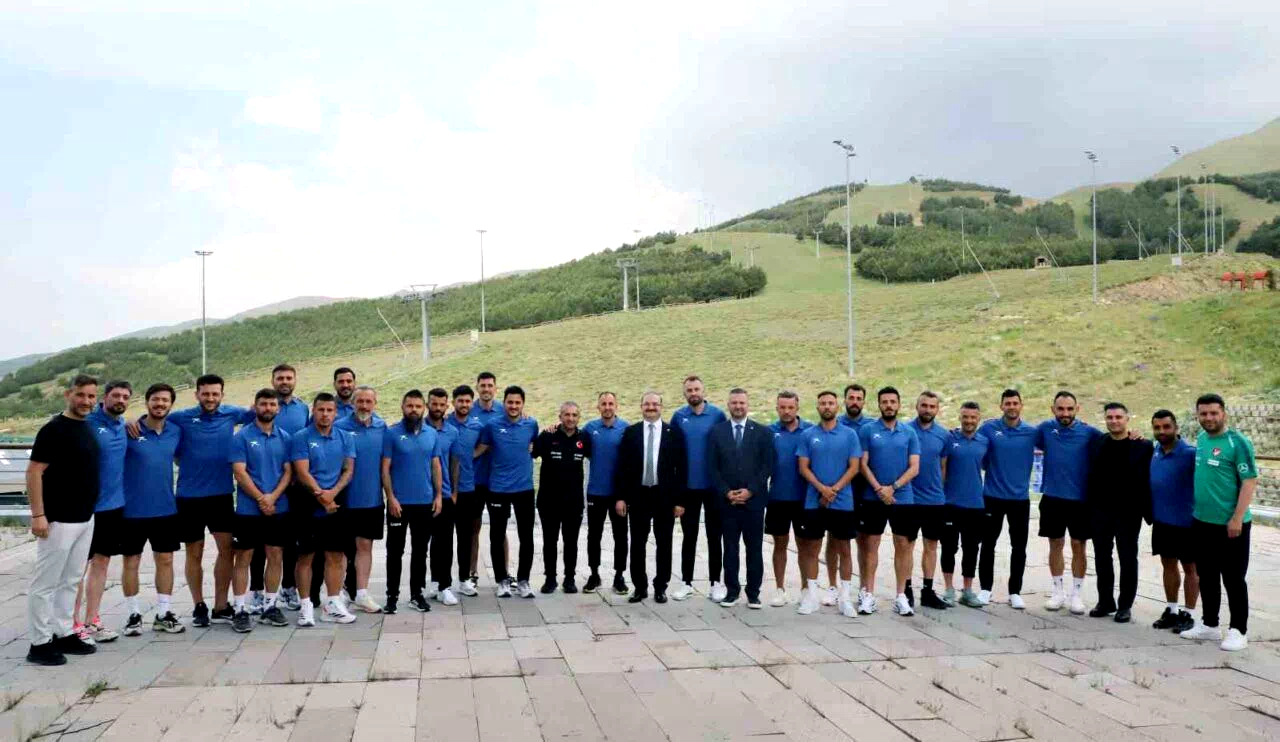 Rektör Hacımüftüoğlu, UEFA B antrenörlük eğitimi alan futbolcularla bir araya geldi