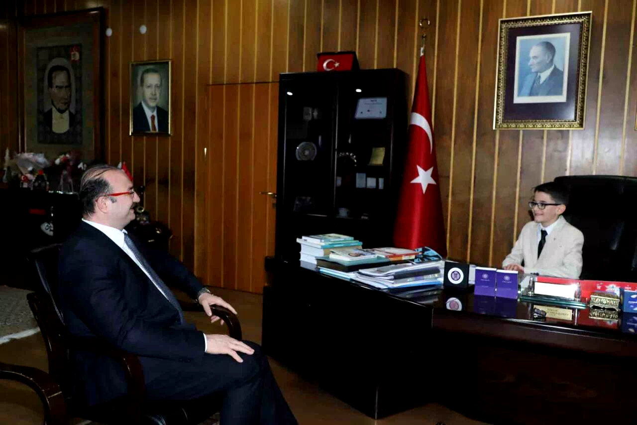 Rektörlük koltuğu 23 Nisan’da minik rektöre emanet