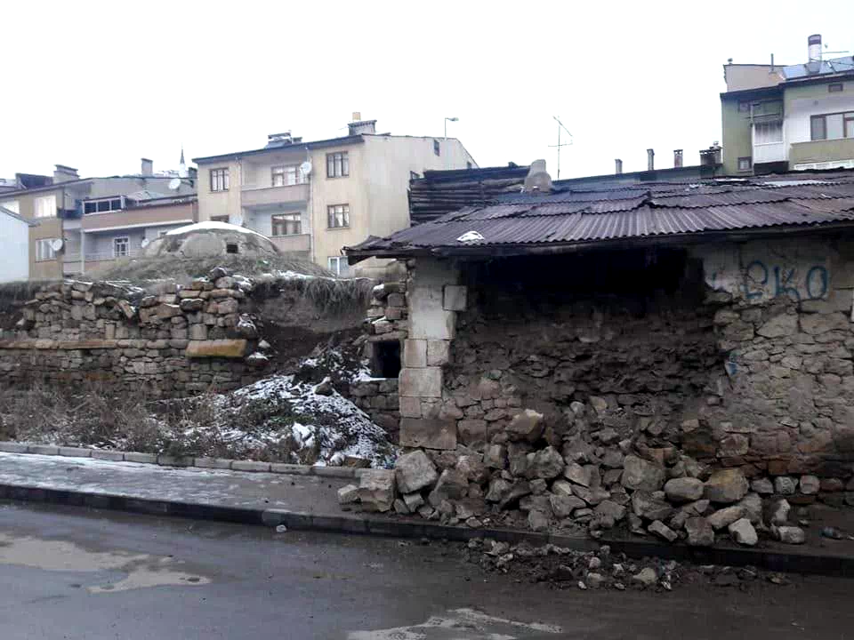 Restorasyon kapsamına alınması planlanan tarihi Galer Hamamı yıkılıyor