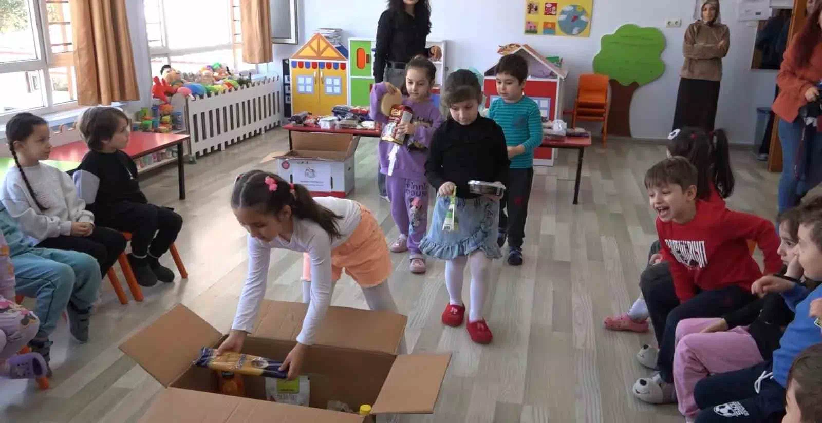 Rize Anaokulu Öğrencileri Ramazan Kolilerini İhtiyaç Sahiplerine Ulaştırdı.