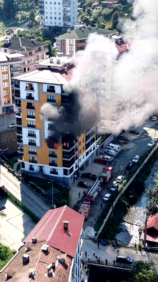 Rize’de 10 katlı apartmanın 4. katında çıkan yangın korkuttu