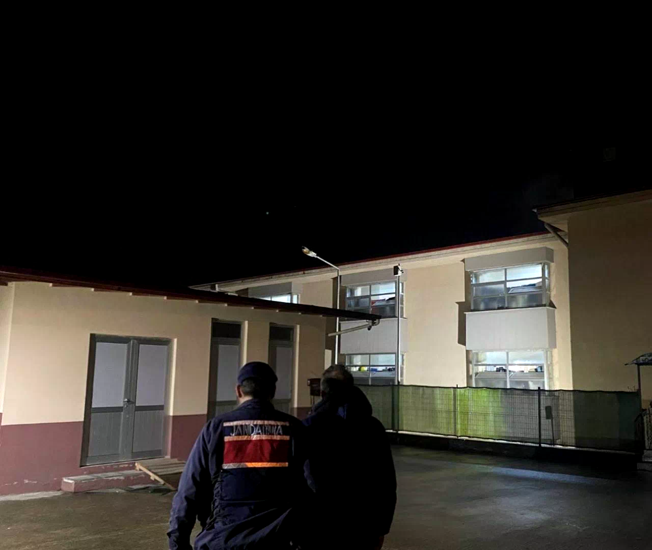 Rize’de 2 ayrı olayda aranan 2 kişi yakalanarak cezaevine gönderildi