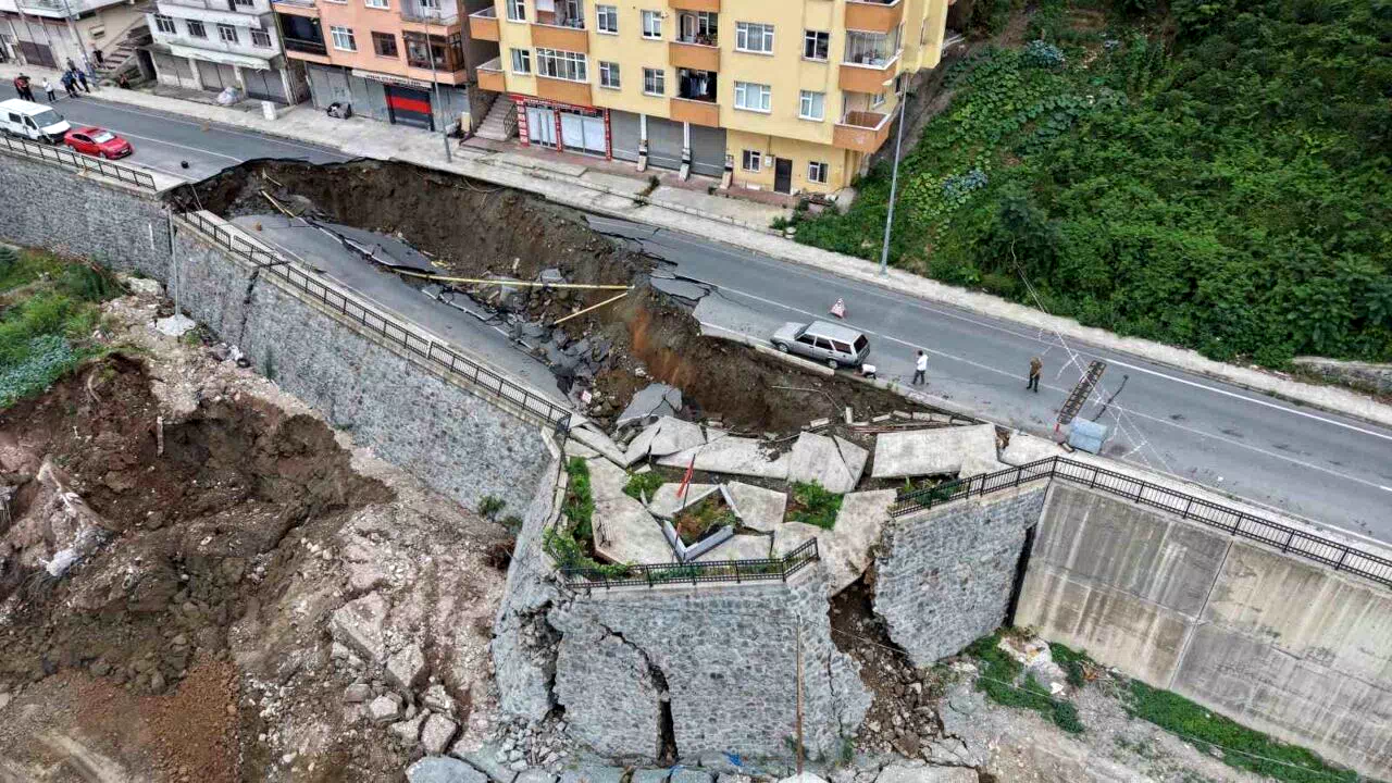 Rize’de 2 binanın tahliyesine olan göçük havadan görüntülendi
