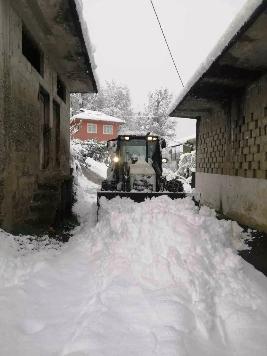 Rize’de 60 köy yolu kar yağışı sebebiyle ulaşıma kapatıldı.