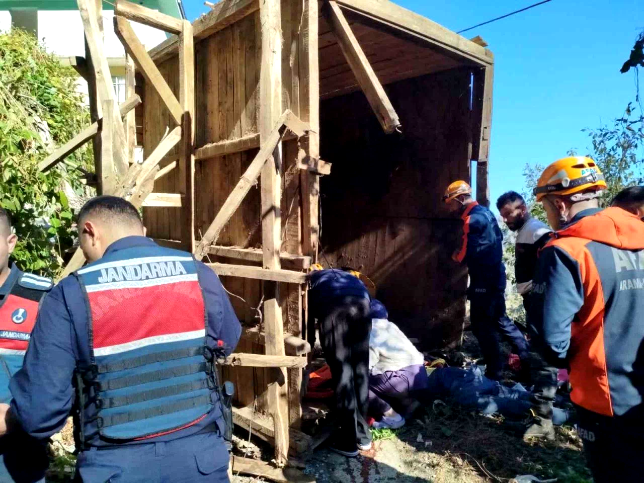 Rize’de ahşap yapı çöktü: 1 ölü, 2 yaralı