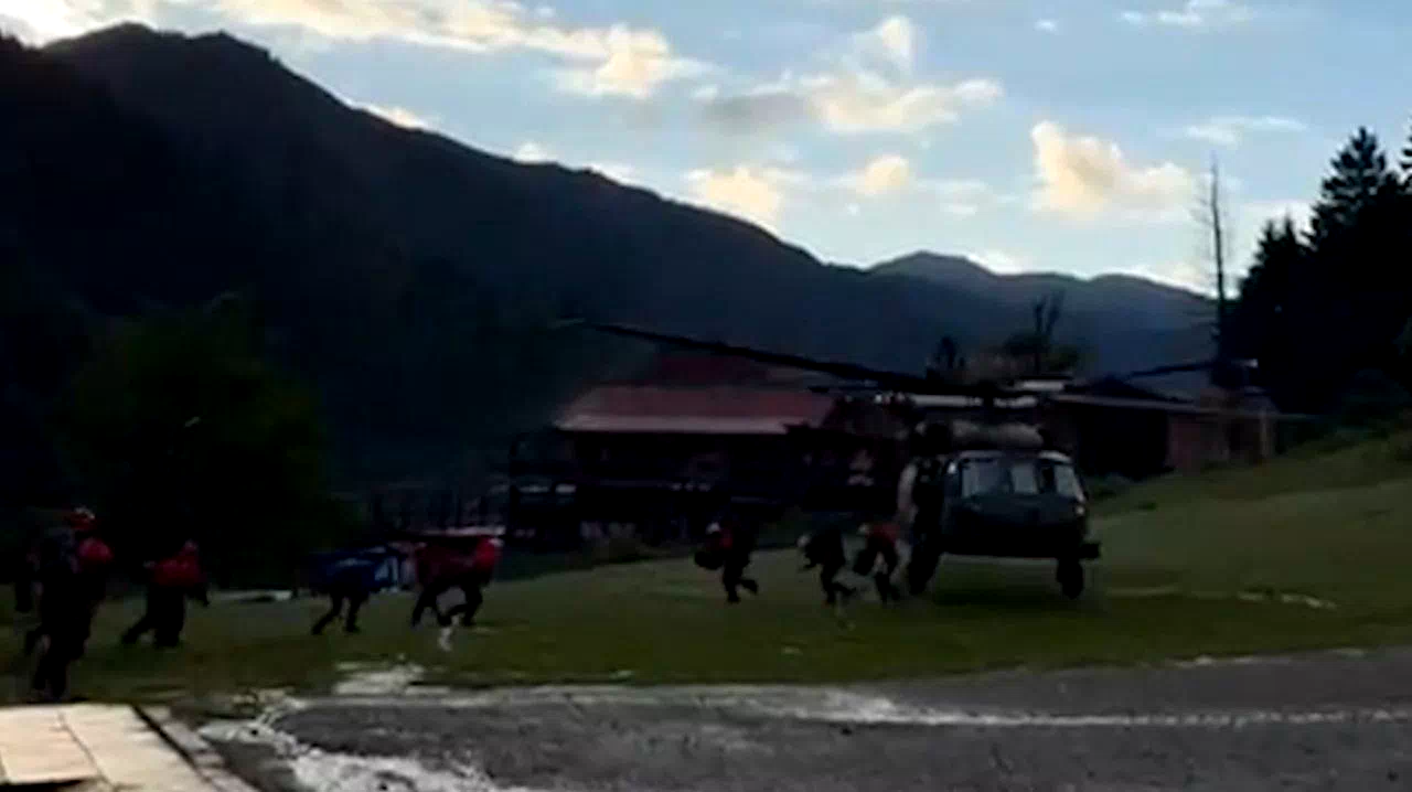 Rize’de Ayder Yaylası’nın yolu kapalı olunca yayladaki yerli ve yabancı turistler helikopterlerle tahliye ediliyor