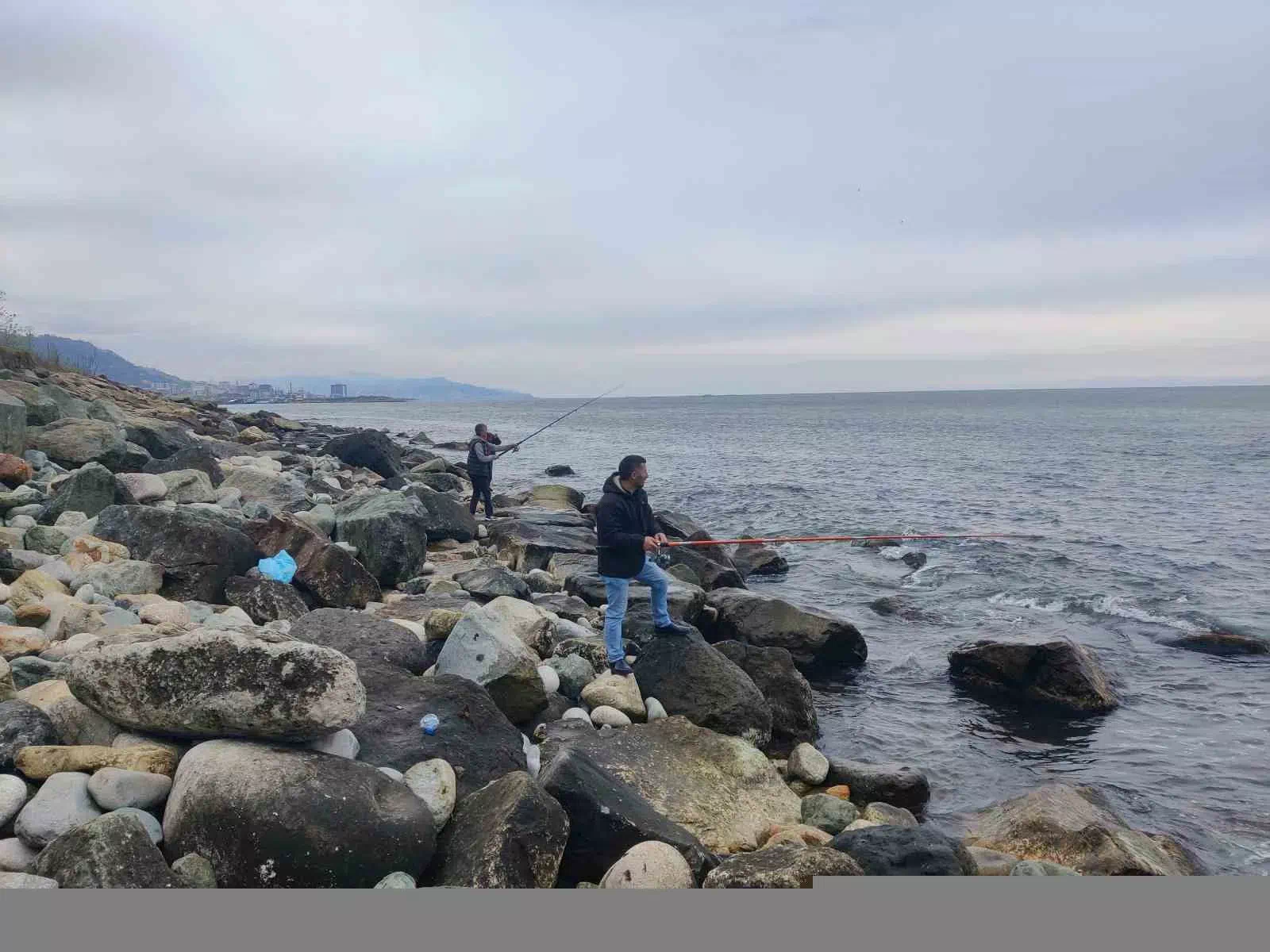 Rize’de balık çiftliğindeki kafesin patlaması sonucu 2 ton levrek denize yayıldı, balıkçılar hüsran yaşadı.
