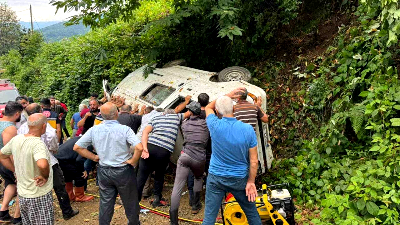 Rize’de çay toplamaya gidenleri taşıyan panelvan kaza yaptı: 2 ölü, 3 yaralı