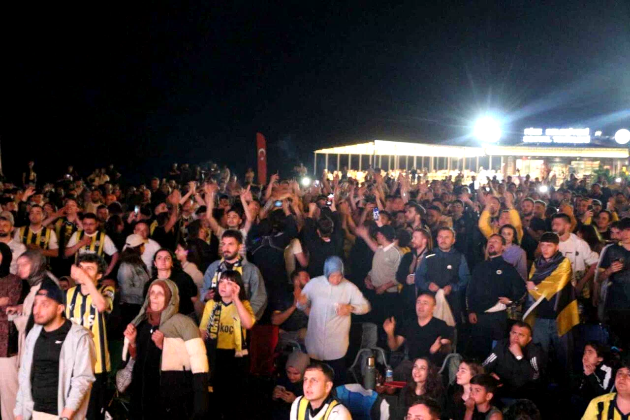 Rize’de Fenerbahçelilerden şampiyonluk kutlaması