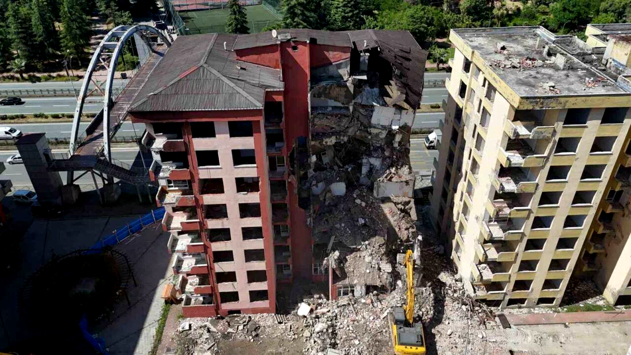 Rize’de fırtınada boşaltılan 8 katlı 2 binada yıkım işlemi başladı