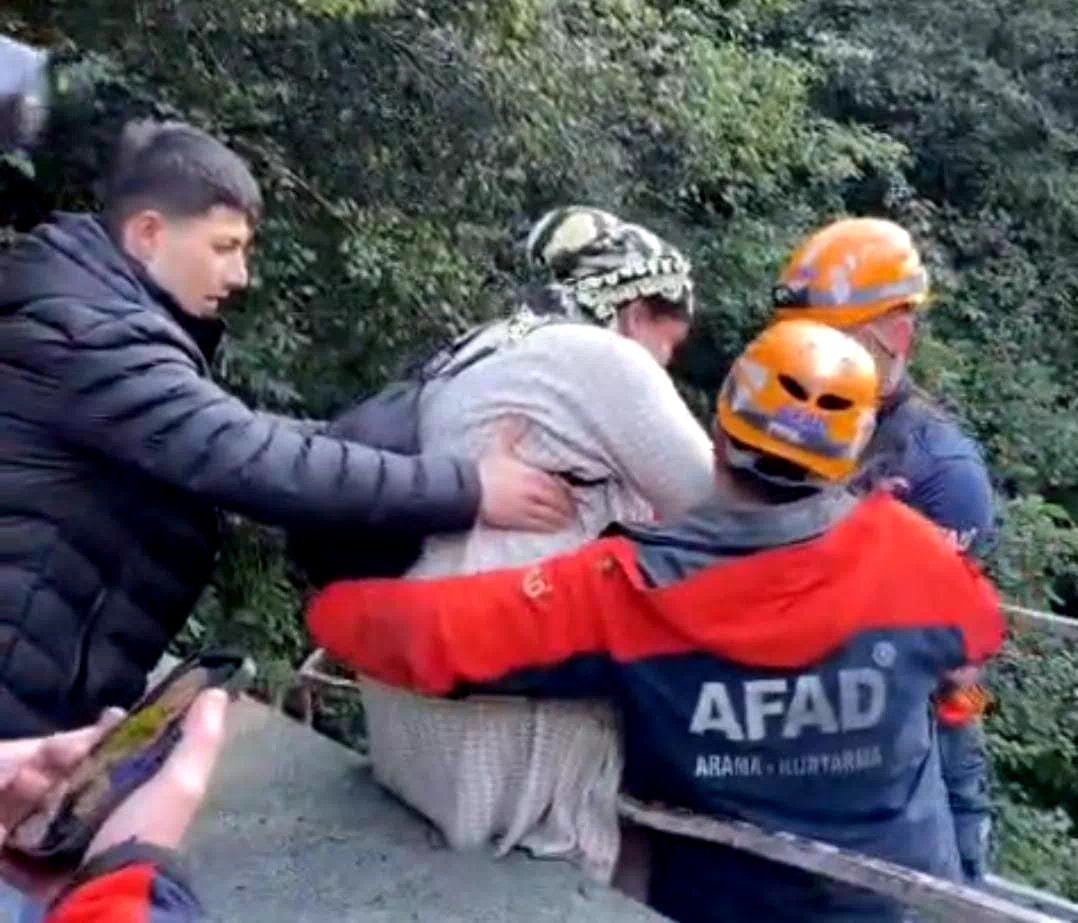 Rize’de heyelan nedeniyle mahsur kalan hastalar AFAD’ın operasyonuyla kurtarıldı