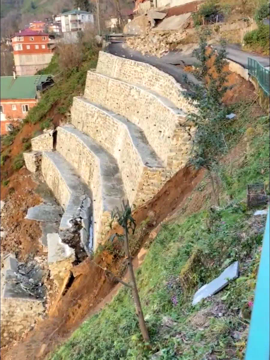 Rize’de istinat duvarı çöktü: 2 ev tedbir amaçlı boşaltıldı