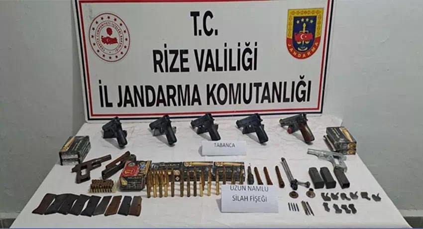 Rize’de jandarma operasyonu: 2 kişi kaçak silah ticaretiyle yakalandı.