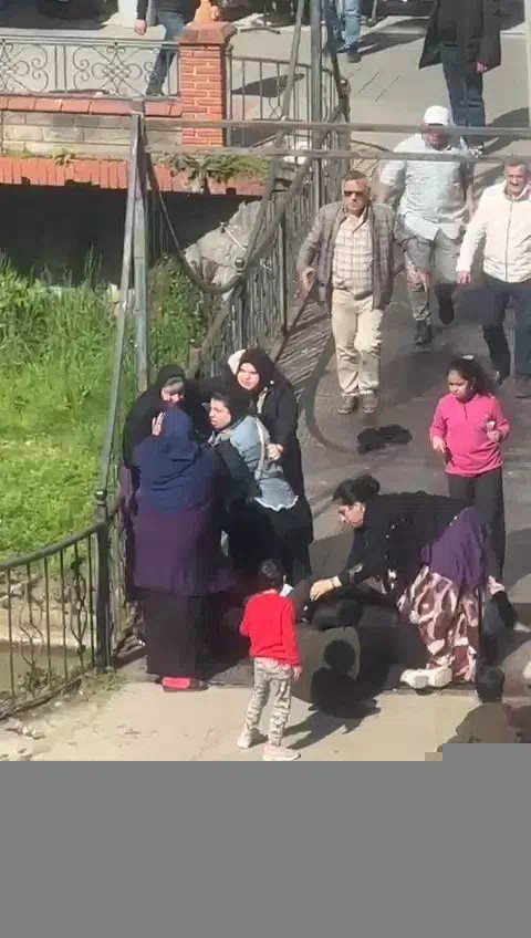 Rize’de kadınlar arasındaki kavga erkekler tarafından sonlandırıldı.