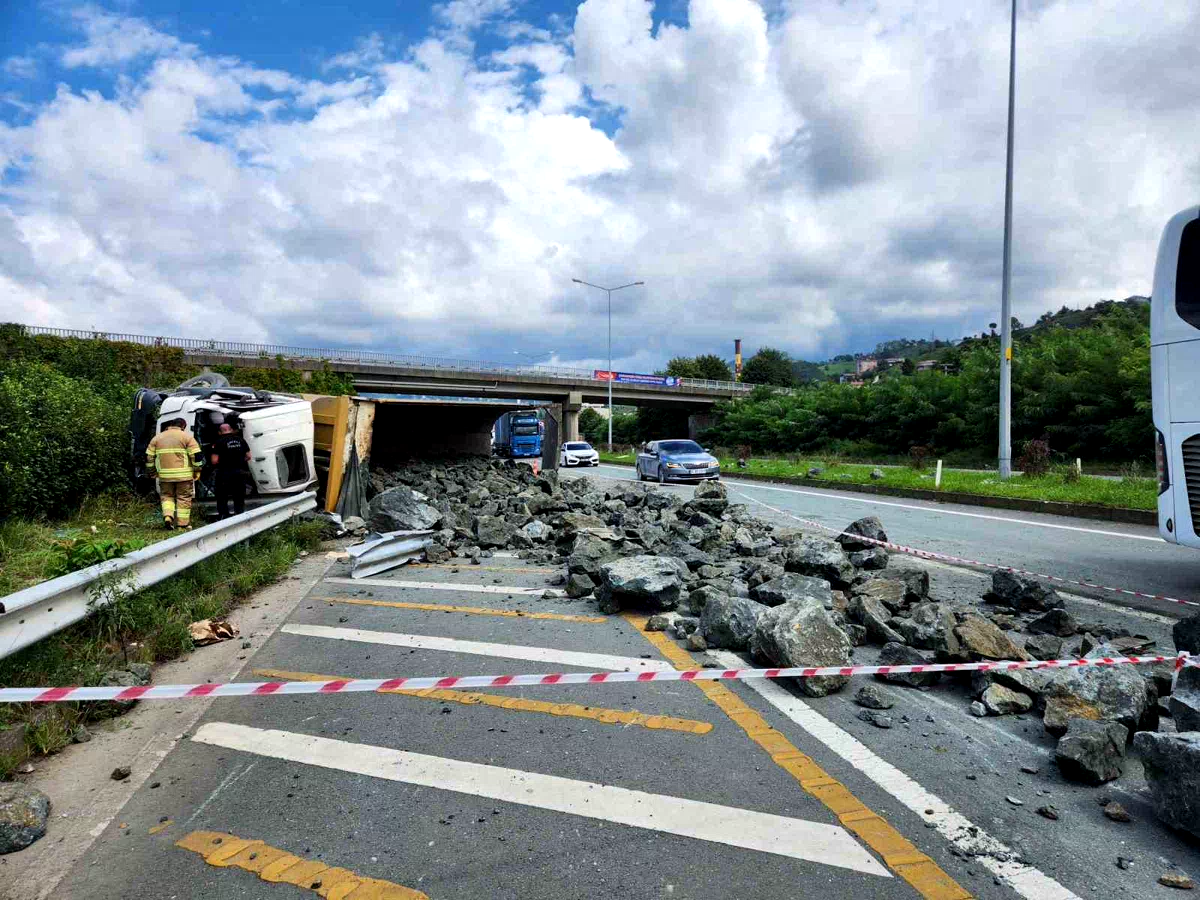 Rize’de kaza yapan kamyona arkadan gelen taş yüklü kamyon çarptı: 3 yaralı
