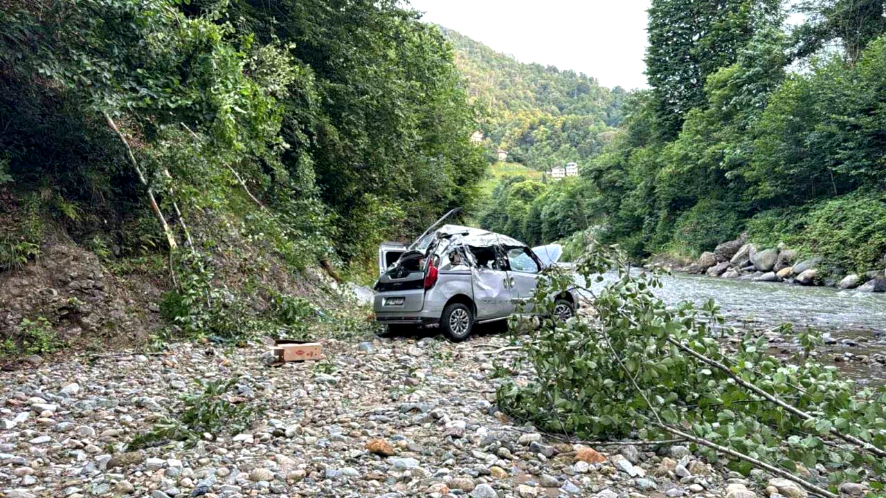 Rize’de kontrolden çıkan hafif ticari araç dereye uçtu