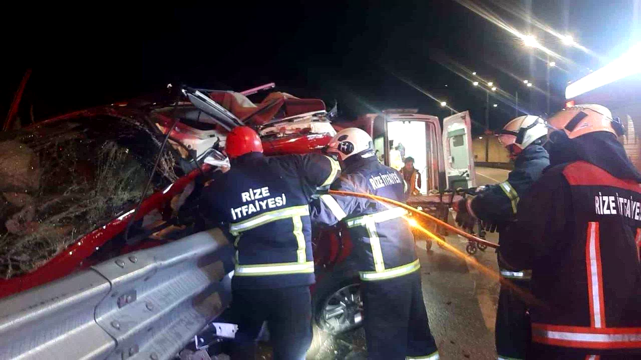 Rize’de otomobil bariyerlere çarptı: 1 ölü, 1 yaralı