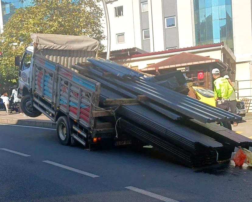 Rize’de seyir halindeki kamyon şaha kalktı