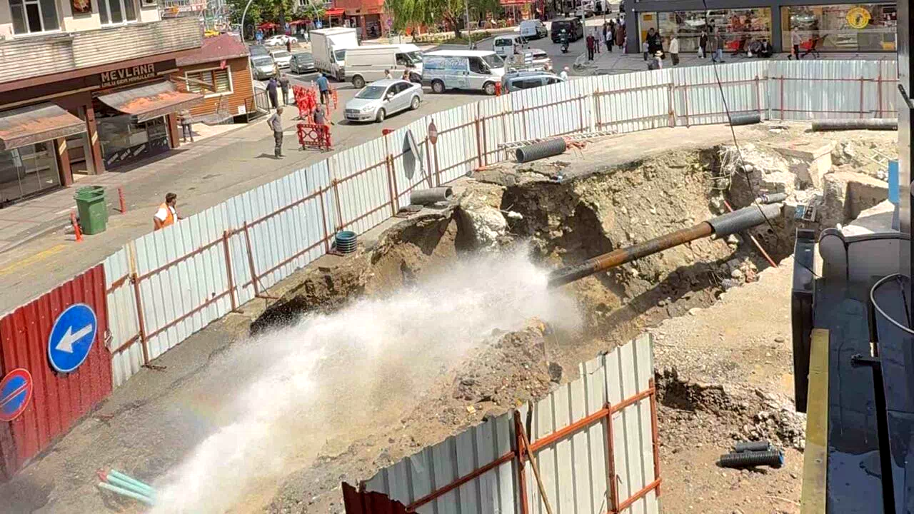 Rize’de tarihi köprünün restorasyon çalışması sırasında su borusu patladı