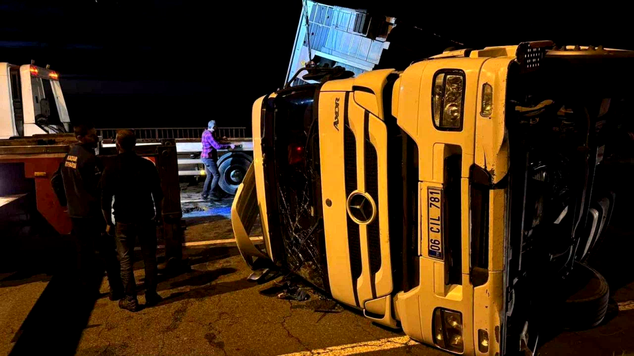 Rize’de tır yola devrildi: 2 yaralı