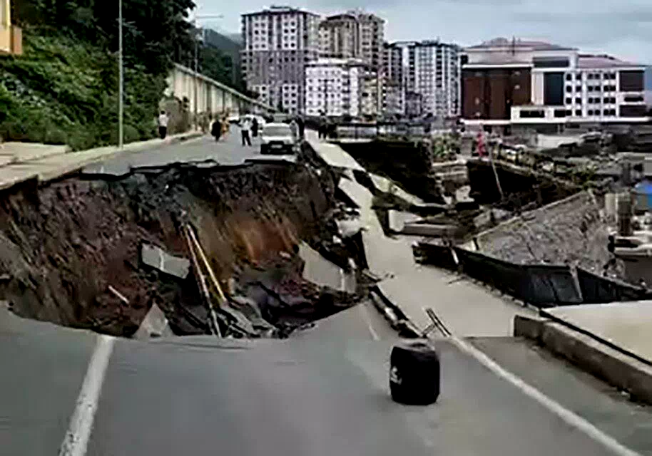 Rize’de yol çöktü, 2 bina tedbir amaçlı tahliye edildi