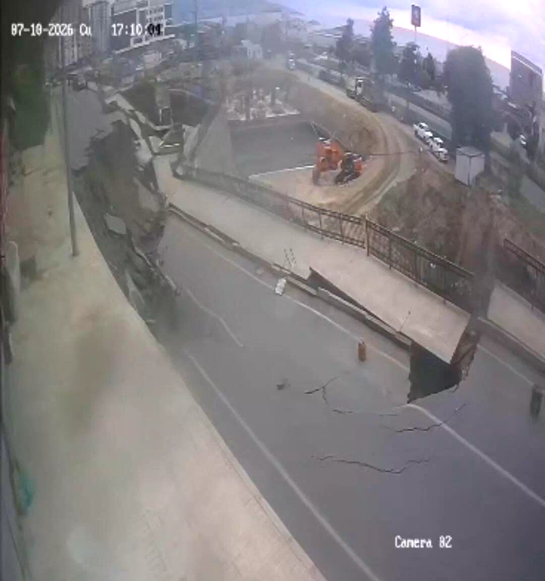 Rize’de yolun çökme anı güvenlik kamerasına yansıdı