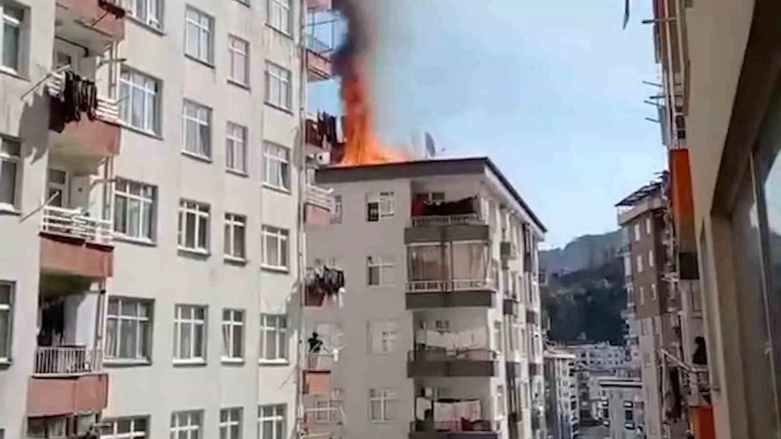 Rize’deki 9 Katlı Binada Çıkan Yangın Kamerada