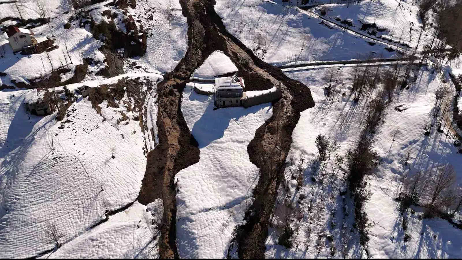 Rize’deki Heyelan Sonrası 18 Ev Tahliye Edildi.