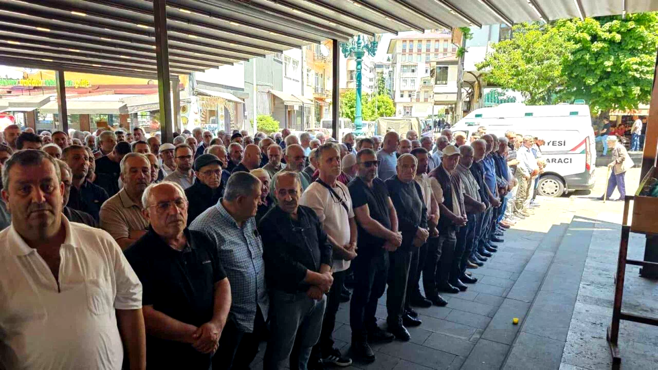 Rize’deki kazada hayatını kaybeden yaşlı çift son yolculuğuna uğurlandı